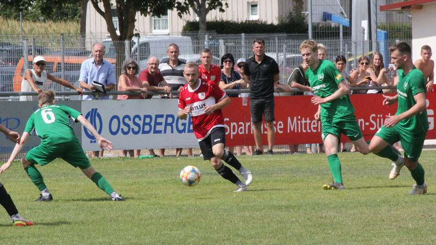 Der TSV 1860 Weißenburg (am Ball Marco Jäger) und der TSV Jetzendorf trennten sich in einem packenden Landesliga-Spiel mit einem 2:2-Unentschieden.