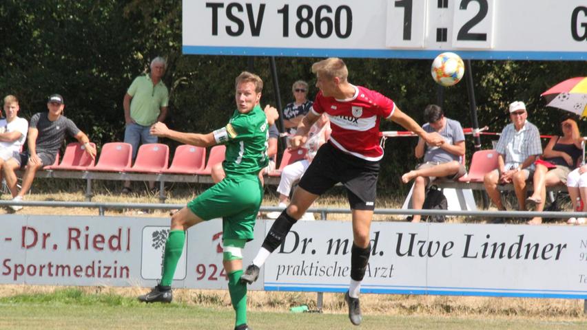 Der TSV 1860 Weißenburg (rechts Daniel Hofrichter) und der TSV Jetzendorf trennten sich in einem packenden Landesliga-Spiel mit einem 2:2-Unentschieden.
