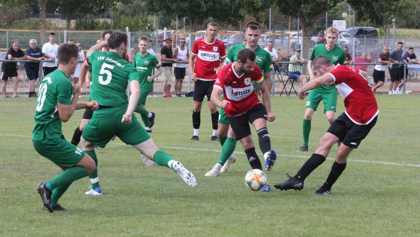 Der TSV 1860 Weißenburg (in Rot) und der TSV Jetzendorf trennten sich in einem packenden Landesliga-Spiel mit einem 2:2-Unentschieden.