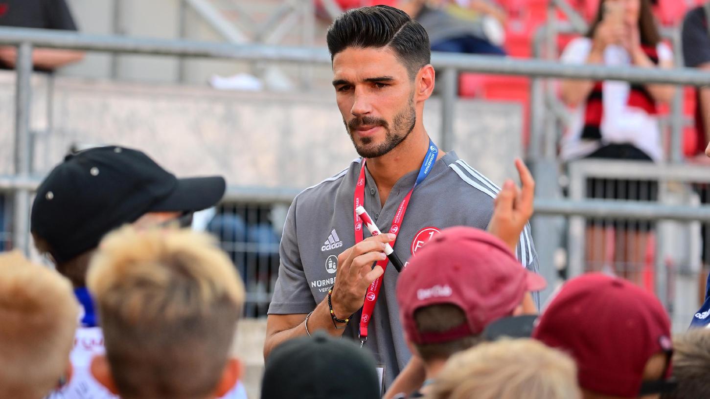 Am Freitag nur neben dem Platz wichtig: Christopher Schindler im Gespräch mit jungen Fans.