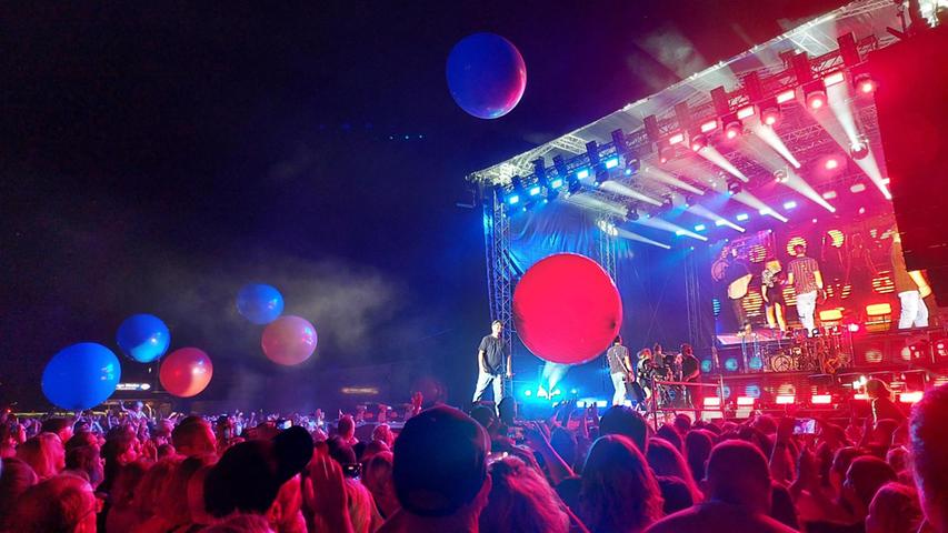 Gegen Ende noch ein paar Luftballons in die Menge geschmissen - und die Party geht weiter. Gegen Ende noch ein paar Luftballons in die Menge geschmissen - und die Party geht weiter.