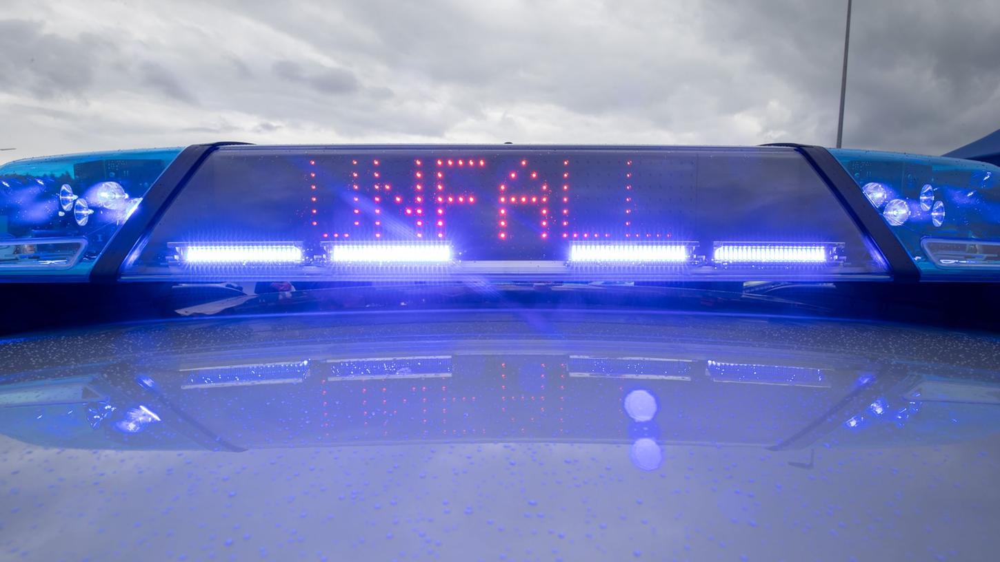 Ein 39-jähriger Motorradfahrer ist am Samstagabend beim Auffahren auf die A3 an der Anschlussstelle (AS) Kleinostheim gestürzt. Ein 39-jähriger Motorradfahrer ist am Samstagabend beim Auffahren auf die A3 an der Anschlussstelle (AS) Kleinostheim gestürzt.