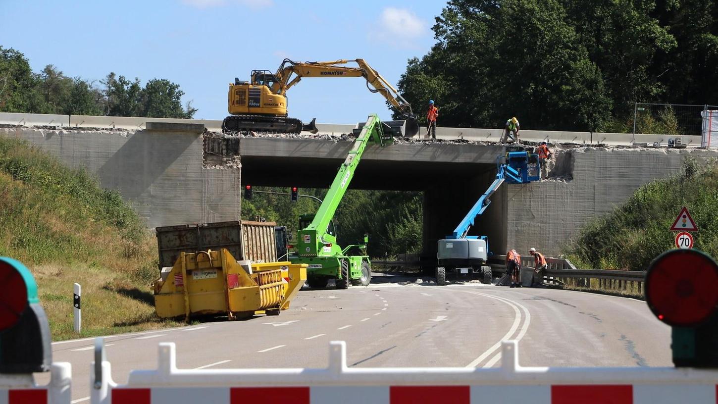Bis voraussichtlich 15. September wird wegen der Arbeiten an der Brücke nur eine Fahrspur zur Verfügung stehen.