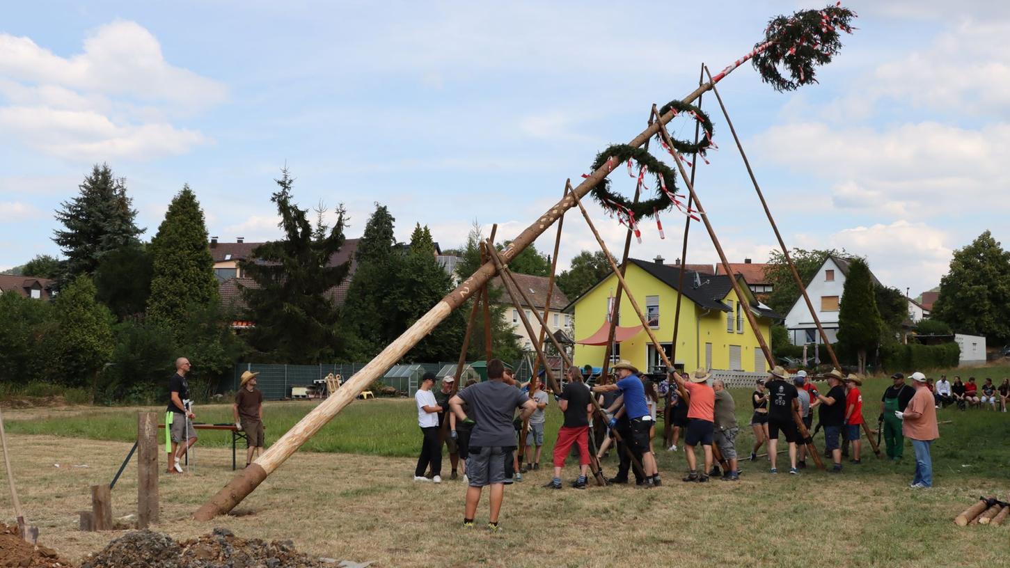 Mit viel Muskelkraft wurde der Kirwabaum in die Höhe gestemmt. Mit viel Muskelkraft wurde der Kirwabaum in die Höhe gestemmt.
