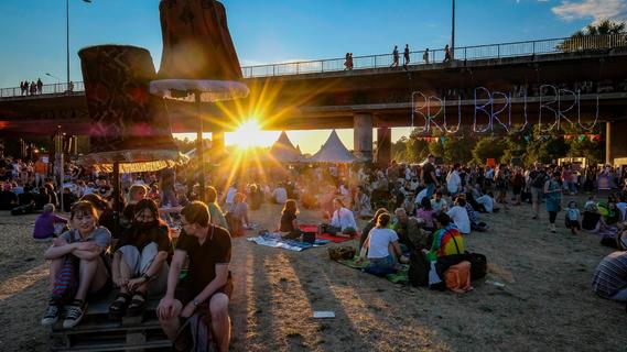 Musik vom Feinsten in urbaner Abendröte: Das war das Brückenfestival 2022