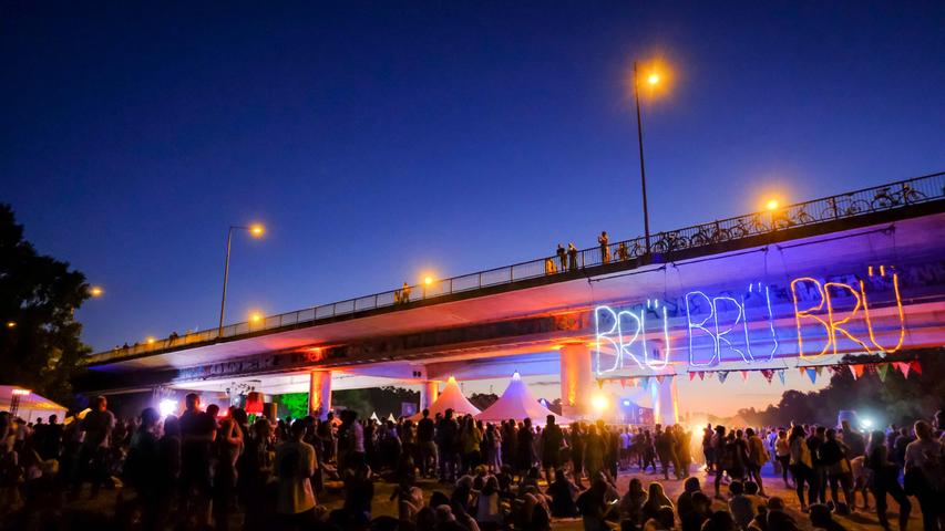 Musik vom Feinsten in urbaner Abendröte: Das war das Brückenfestival 2022