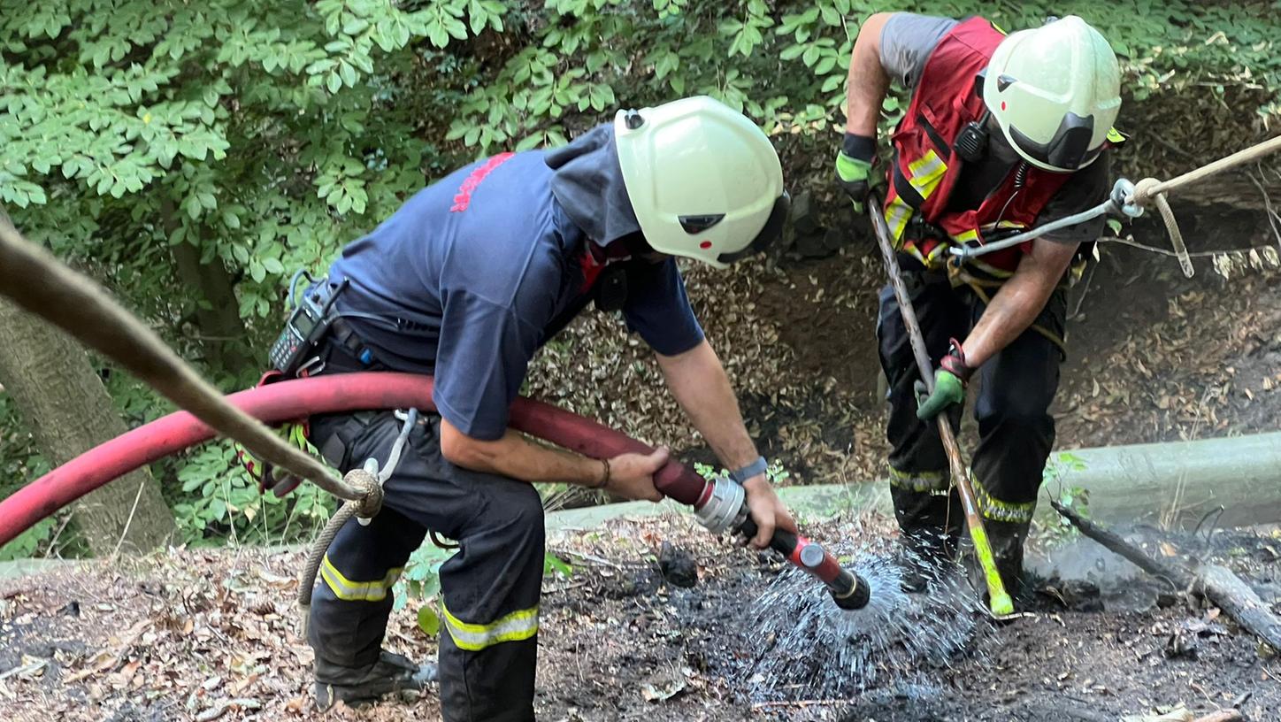 Im unwegsamen Gelände, in dem per Hand gelöscht werden muss, sichern Bergwachtler die Feuerwehrmänner - wie jüngst bei der Waldbrandkatastrophe in der Sächsischen Schweiz.
