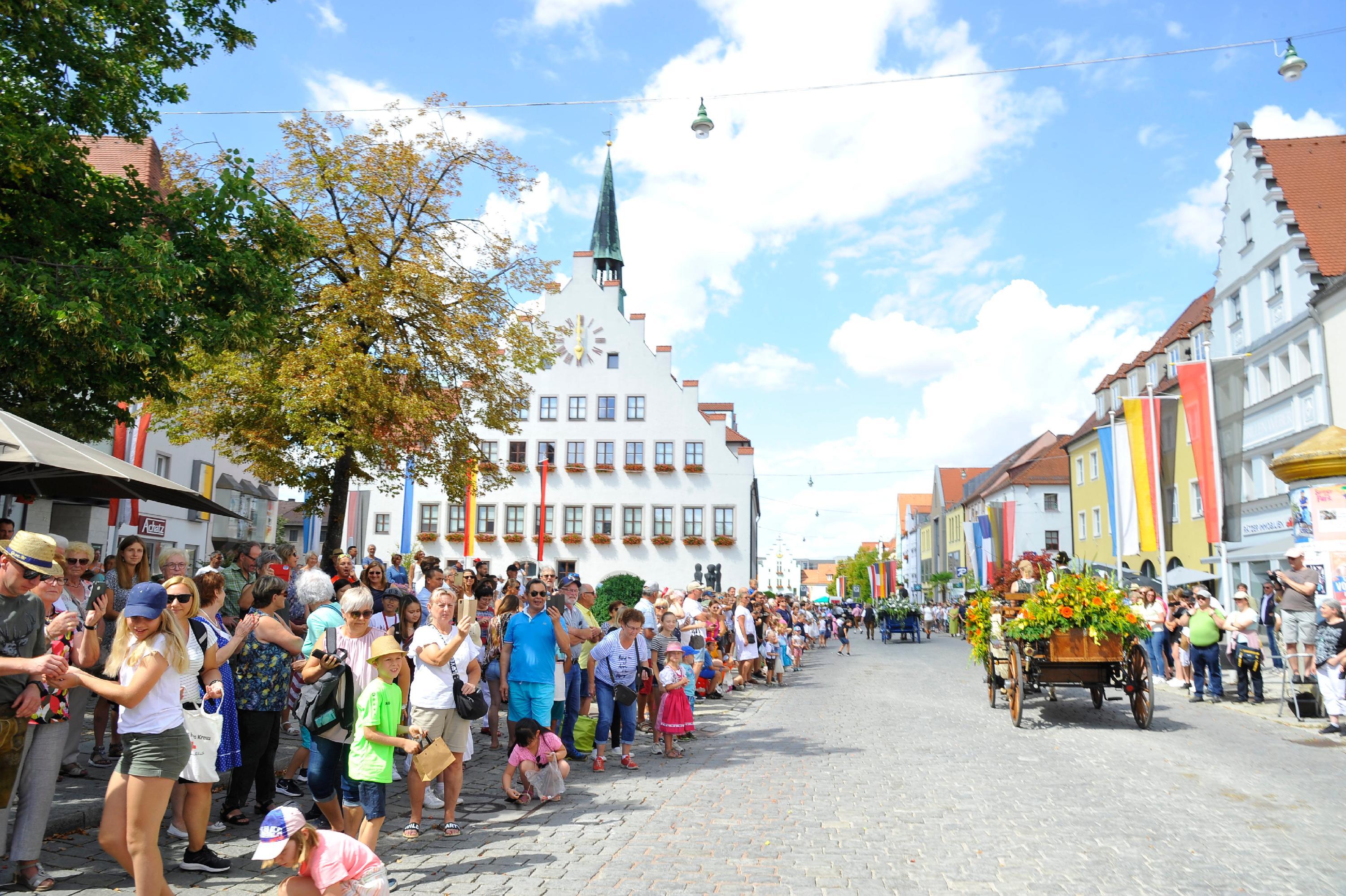 Rund 27.000 Zuschauer, meldet die Stadt Neumarkt, haben beim Festzug am Sonntag die Straßen in und um die Altstadt gesäumt.