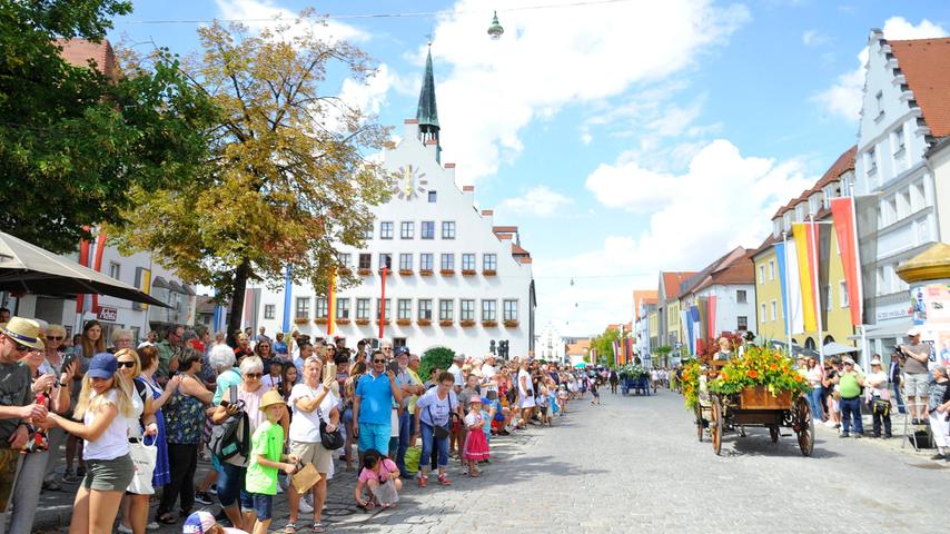 Rund 27.000 Zuschauer, meldet die Stadt Neumarkt, haben beim Festzug am Sonntag die Straßen in und um die Altstadt gesäumt.