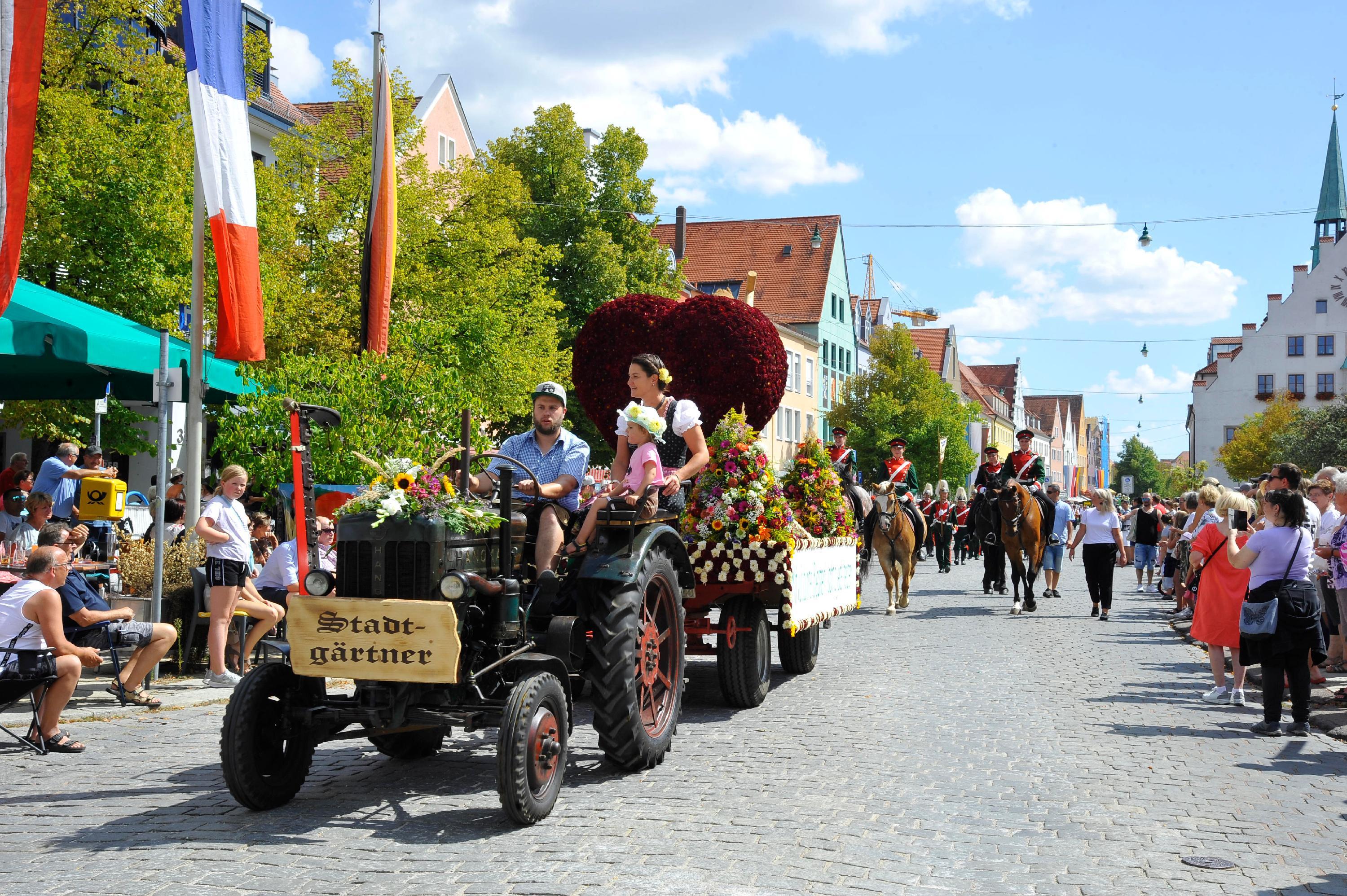 Die Stadtgärtnerei tuckert vorbei.