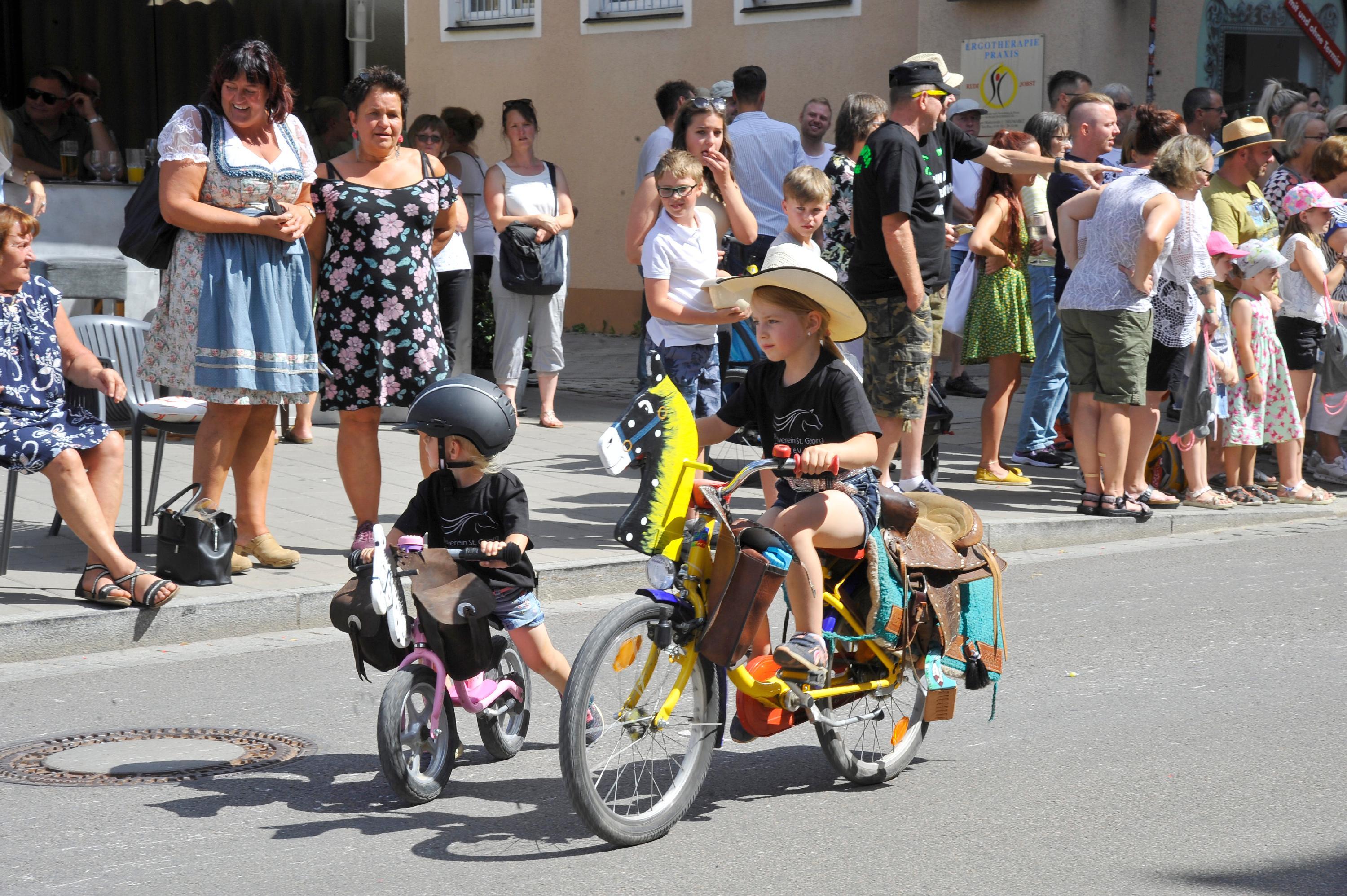Große und kleine Radler mischten sich unters Zugvolk.
