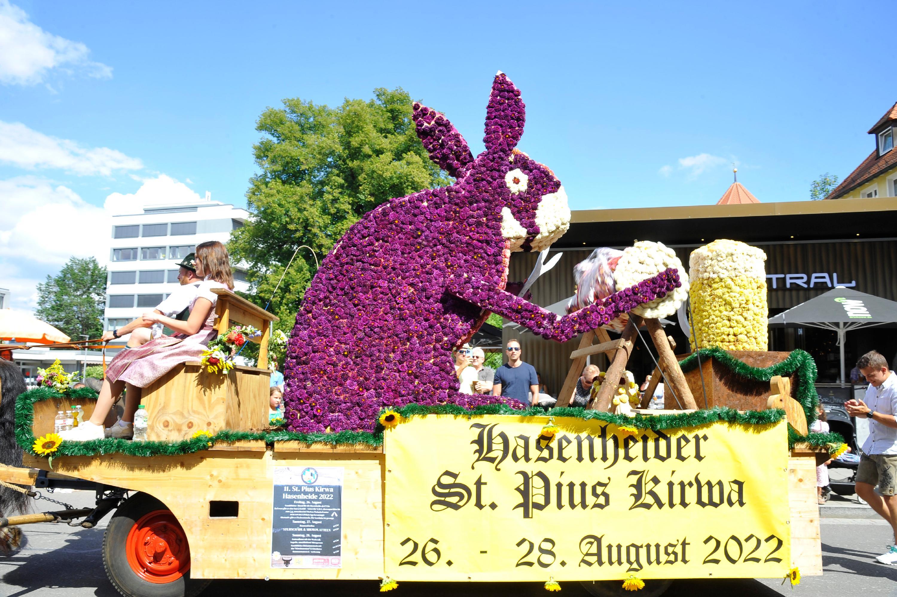 Die Hasenheider Kirwaleut gewinnen später den ersten Preis für den schönsten Wagen.