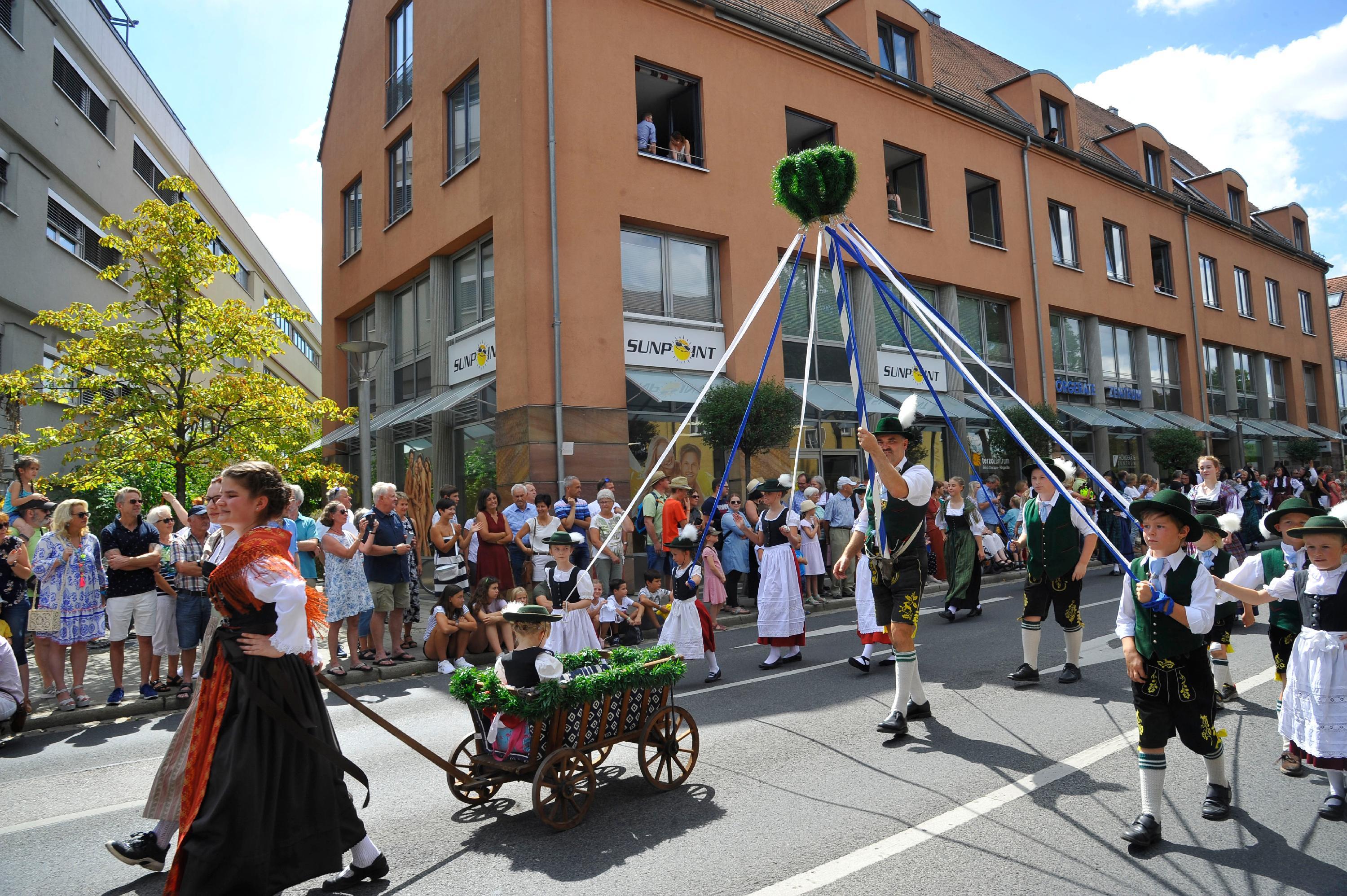 Neumarkt feiert Im Festzug der Lebensfreude zum Volksfestplatz