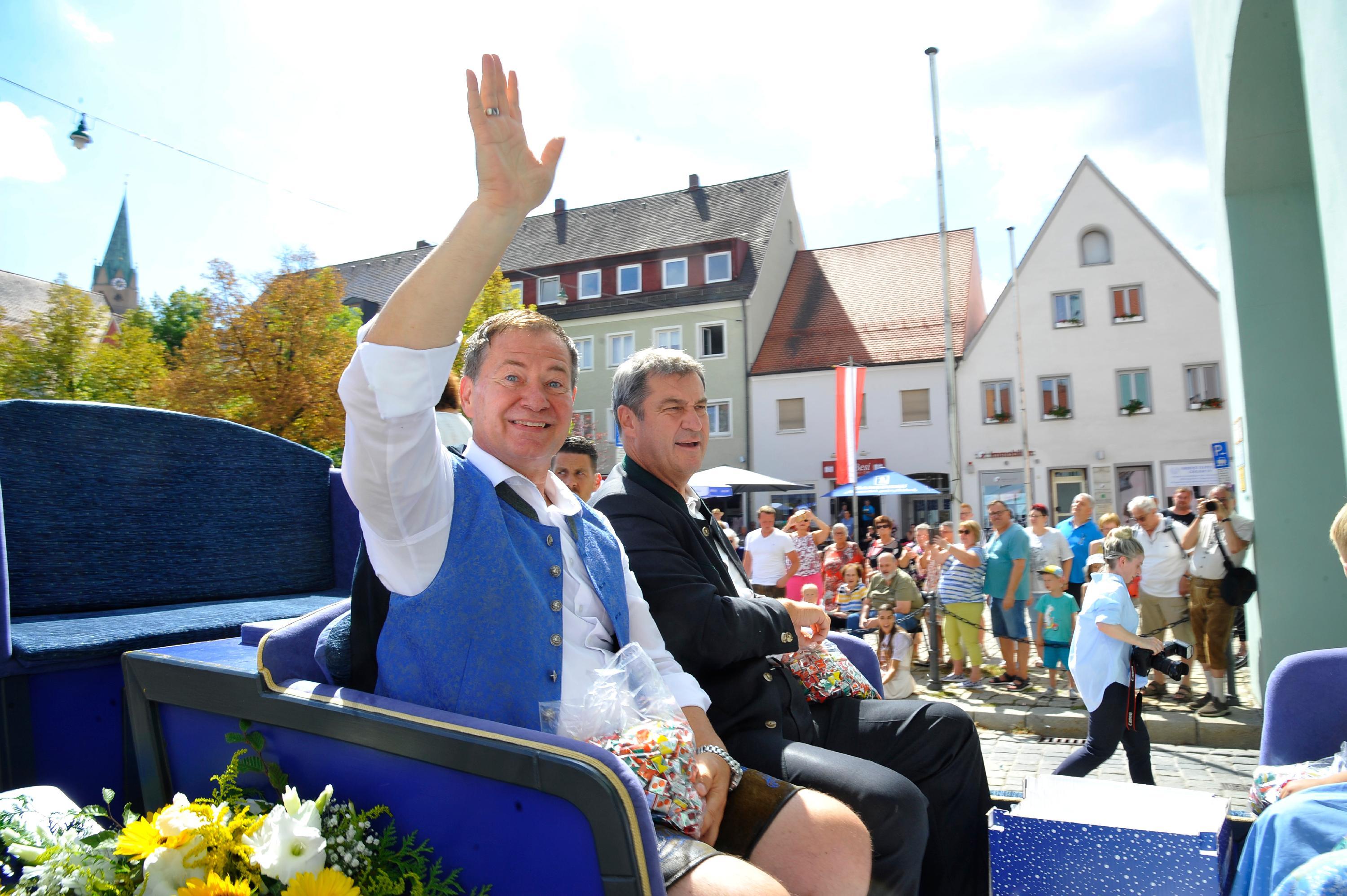 Zum ersten Mal besuchte auch Ministerpräsident Markus Söder den Neumarkter Festzug. Er saß in der Kutsche bei OB Thomas Thumann.