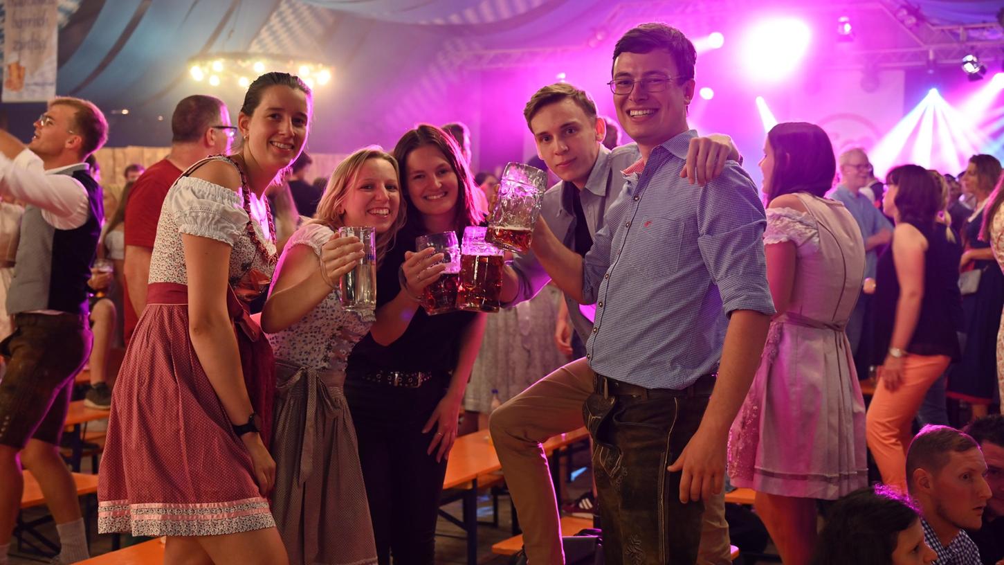 Dirndl und Krachlederne gehören mittlerweile auch zum Rother Kerwa-Outfit dazu. Doch lässt es sich genauso gut ohne Tracht miteinander anstoßen.  