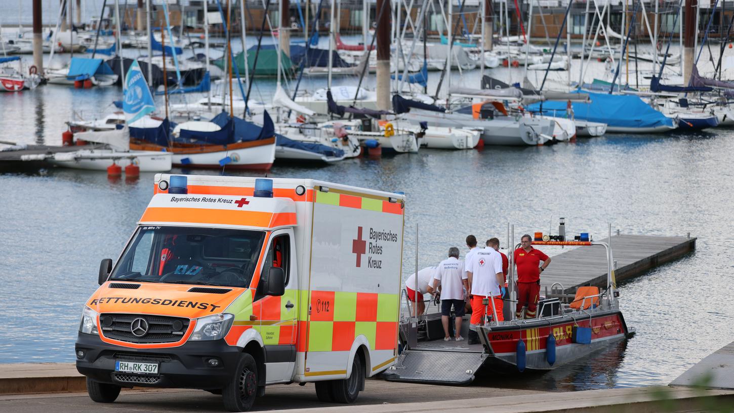 Rettungskräfte positionierten sich frühzeitig am Segelhafen in Ramsberg, um die möglicherweise Verletzten zu versorgen. 