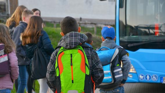 Schulbus fährt viel zu früh - Eltern sagen: "Die nehmen uns nicht ernst"