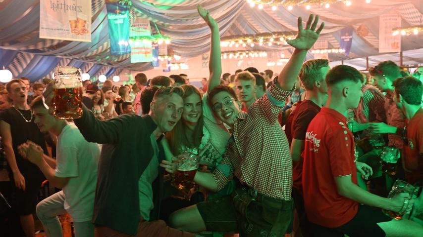 Im Zelt wurde zur Musik der Party-Bands kräftig gefeiert.