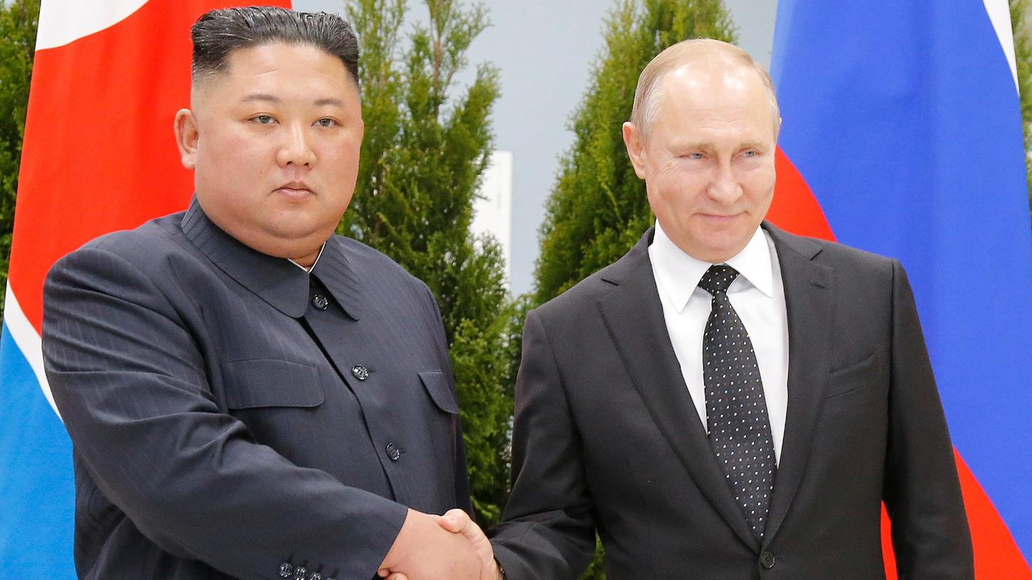 Kim Jong Un, Machthaber von Nordkorea, und Wladimir Putin, Präsident von Russland, geben einander die Hand.
Kim Jong Un, Machthaber von Nordkorea, und Wladimir Putin, Präsident von Russland, geben einander die Hand.