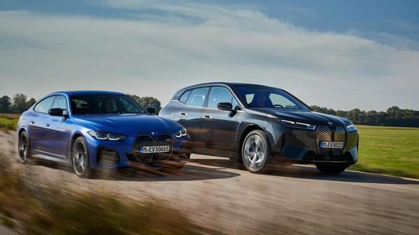 Anders als das elektrische SUV iX (rechts) basiert der i40 nicht auf einer speziellen E-Plattform, sondern auf einem flexiblen Unterbau. Vieles verbindet ihn mit dem 4er Gran Coupè.