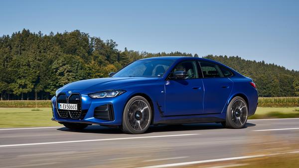 Speziell das M-Modell bekommt einen Spoiler auf die Heckklappe gepflanzt und zusätzliche Lufteinlässe zwecks Kühlung der Bremsen in die Seiten gefräst.