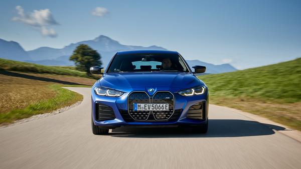 Der allradgetriebene i4 M50 ist durchaus als Hochleistungssportler einzustufen. 400 kW/544 PS fährt er an maximaler Systemantriebsleistung auf, dazu mächtige 795 Newtonmeter Drehmoment.