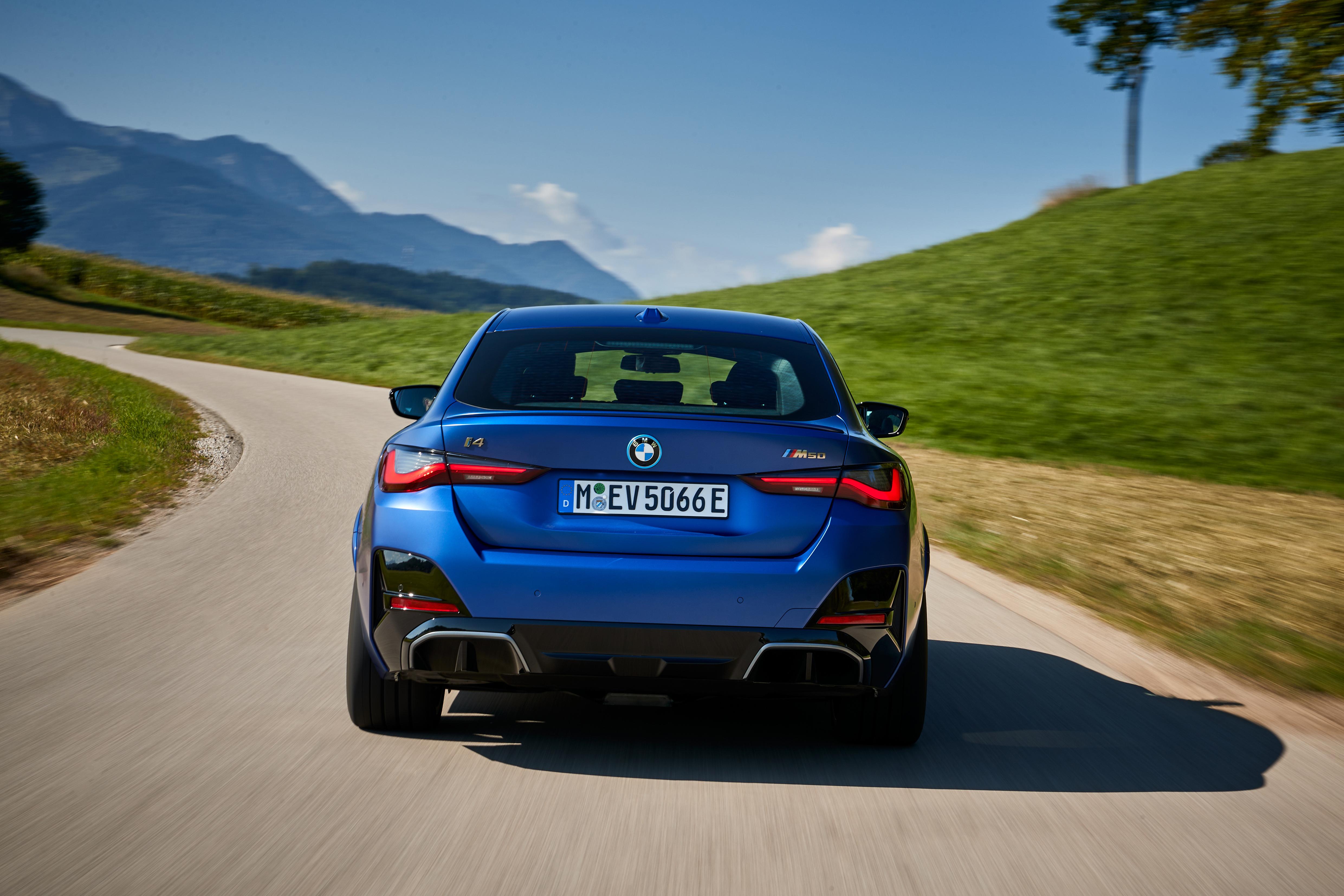 Wer es darauf anlegt, treibt den i4 M50 mithilfe von Sport Boost und Launch-Control-Blitzstart in brachialen 3,9 Sekunden von 0 auf 100 km/h. Die Spitze wird bei 225 km/h abgeregelt.