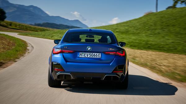 Wer es darauf anlegt, treibt den i4 M50 mithilfe von Sport Boost und Launch-Control-Blitzstart in brachialen 3,9 Sekunden von 0 auf 100 km/h. Die Spitze wird bei 225 km/h abgeregelt.