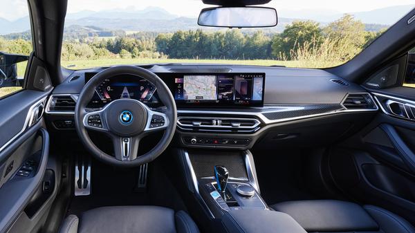 Zentrales Element im Cockpit ist der breite Anzeigenverbund des leicht gebogenen "Curved Displays".