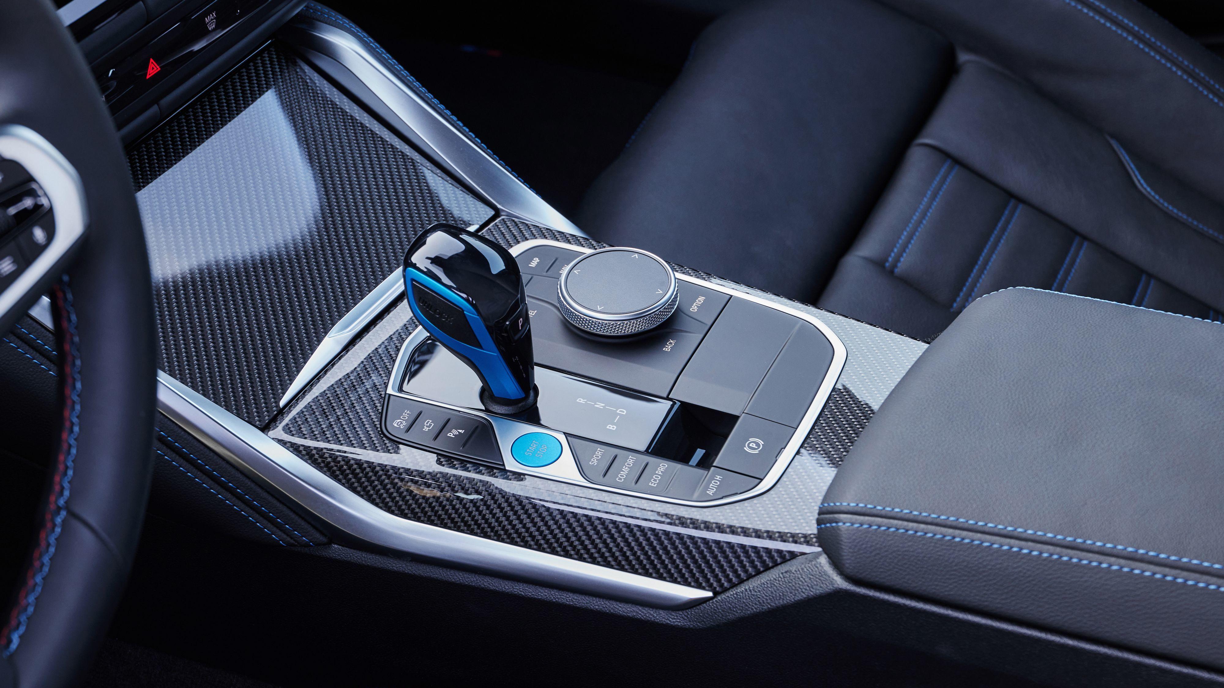 Auch den unschlagbar funktionalen iDrive-Regler hat BMW im Cockpit belassen.