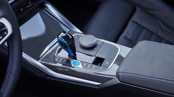 Auch den unschlagbar funktionalen iDrive-Regler hat BMW im Cockpit belassen.