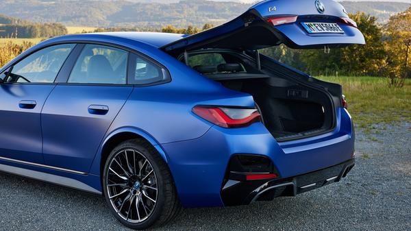 Die Heckklappe öffnet und schließt serienmäßig elektrisch.