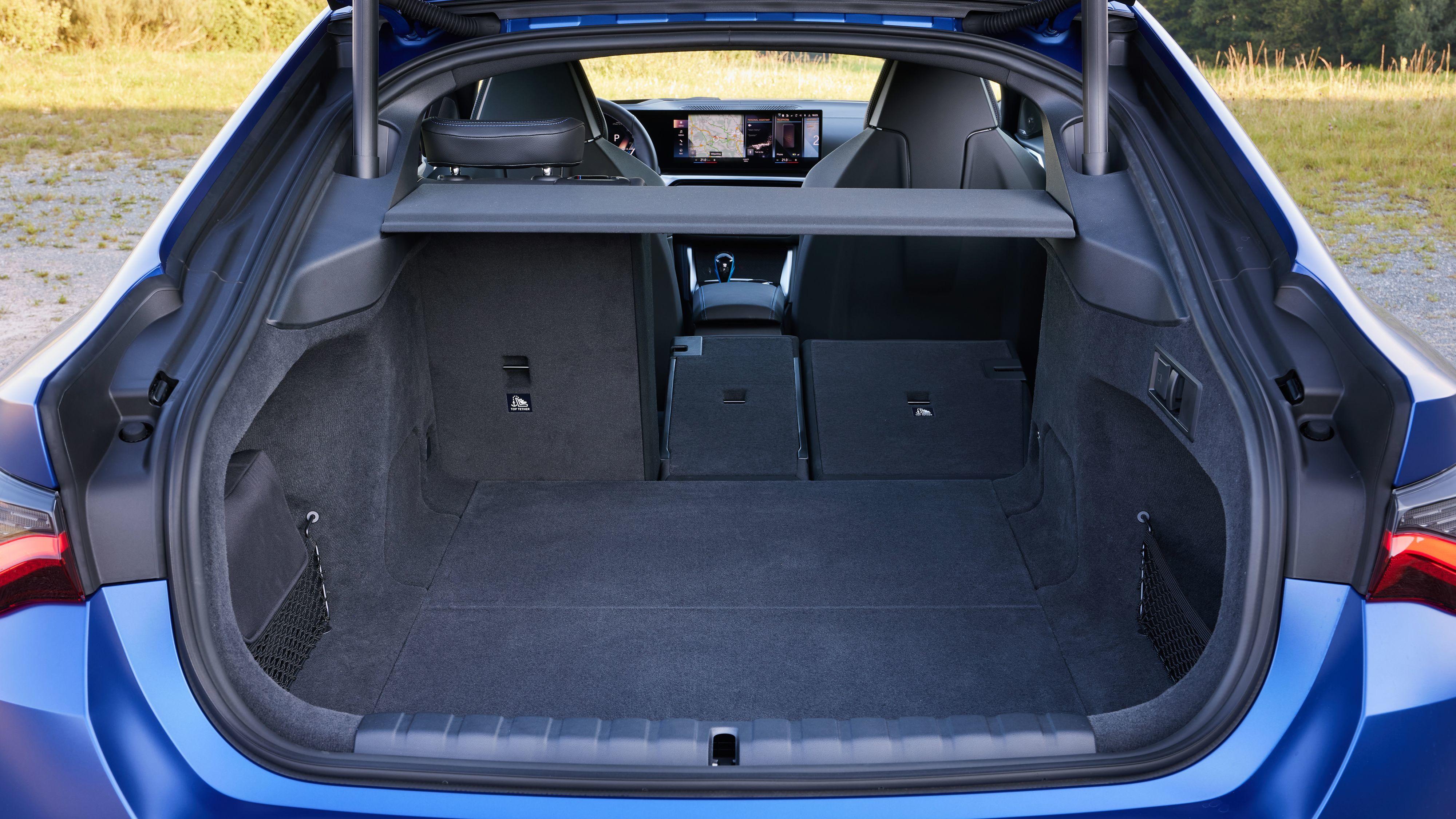 Darunter verbergen sich 470 bis 1290 Liter Stauraum. Auch einen Anhänger kann der i4 ziehen, die Anhängelast beträgt 1600 kg (gebremst) bzw. 750 kg (ungebremst).