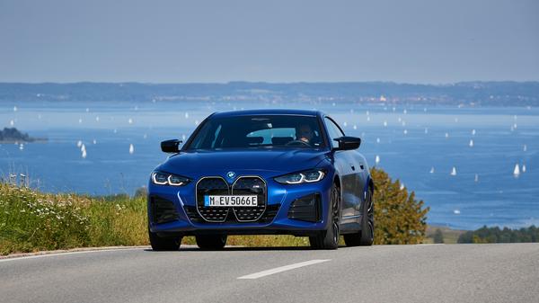 Wechselstrom nimmt der i4 dreiphasig und mit bis zu 11 kW. Die Gleichstrom-Schnellladesäule zapft er mit bis zu 205 kW an.