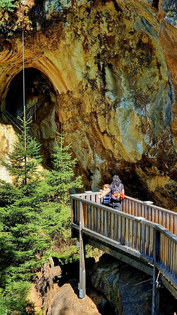 Unterm Silberberg-Gipfel entdecken die, die ein wenig vom Weg abgehen, den Eingang zum alten Bergwerk.