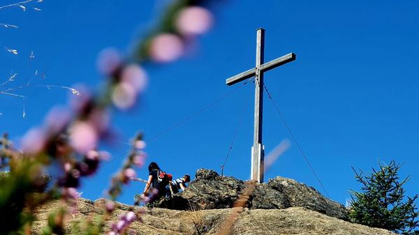 Am Gipfelkreuz des Silberbergs. Als Corona uns das Reisen in andere Länder vermieste, entdeckten nun auch viele Jüngere und Familien den Bayerischen Wald und waren erstaunt, was sich dort alles getan hat. Die Region ist DAS Wellness-Ziel Deutschlands geworden, mit tollen Hotels wie dem Bodenmaiser Hof und vielen Aktivitäten - vom Wandern übers E-Biken bis zu tollen Motorradtouren.