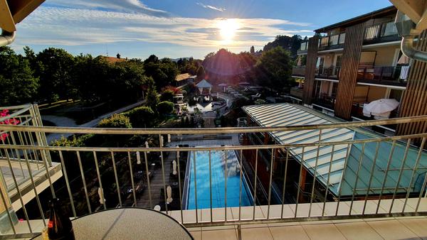 Blick vom Balkon eines Zimmers auf den Garten des Bodenmaiser Hofs mit Pool. Den Text zu dieser Bildergalerie lesen Sie unter ww.nn.de/leben/reisen