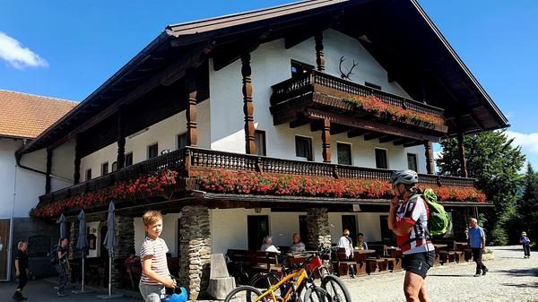 Unbedingt einkehren sollten sie im Gutsgasthof Frath. In diesem urigen Bauernlokal kochen sie noch auf und in einem mit Holz befeuerten Ofen. Den Text zu dieser Bildergalerie lesen Sie unter ww.nn.de/leben/reisen
