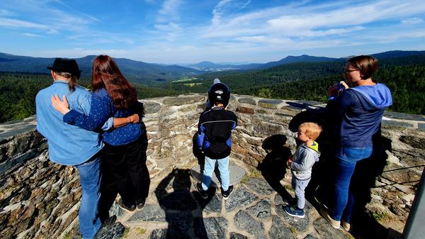 Nun geht es auf Motorradtour in den Böhmerwald. Hinterm Arbersee hat man von der Hindenburgkanzel diesen tollen Blick auf den Wald.