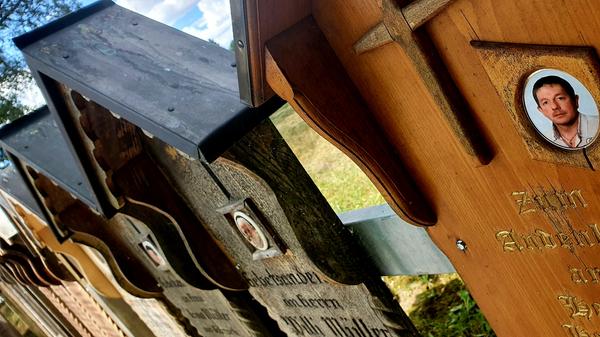 Überall im Bayer-, aber auch im Böhmerwald finden sich die Totentafeln.