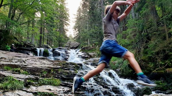 Wanderung zu den Rißlochwasserfällen - die Kleinen haben hier einen Riesenspaß.
