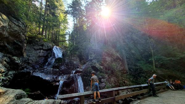 Am höchsten Punkt der Rißlochwasserfälle bei Bodenmais. Den Text zu dieser Bildergalerie lesen Sie unter ww.nn.de/leben/reisen