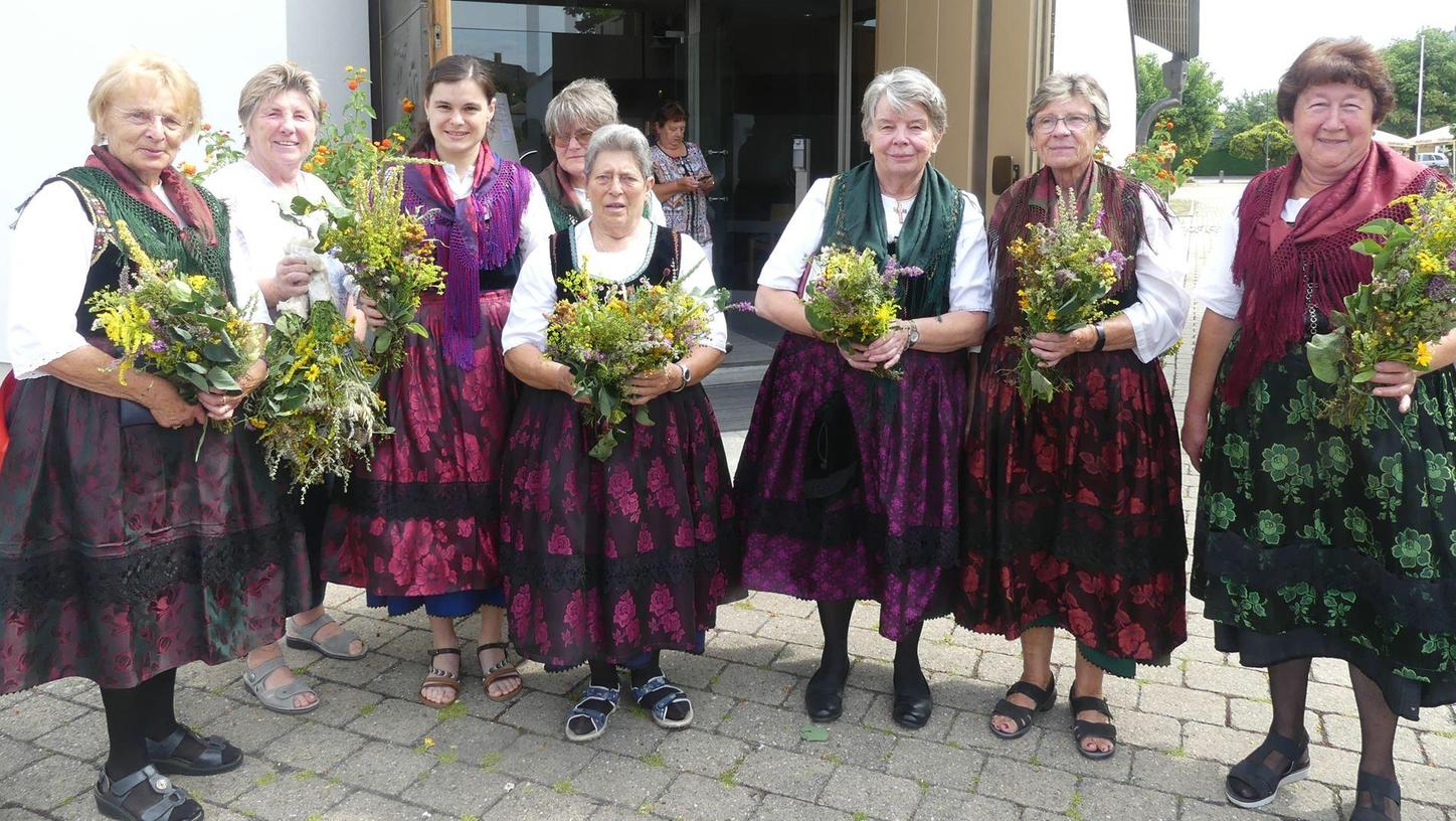 Am Feiertag Mariä Himmelfahrt konnten in Großenseebach heuer wieder Wurzbüschel von den Mitgliedern der Seebesgründer Trachtengruppe angeboten werden.