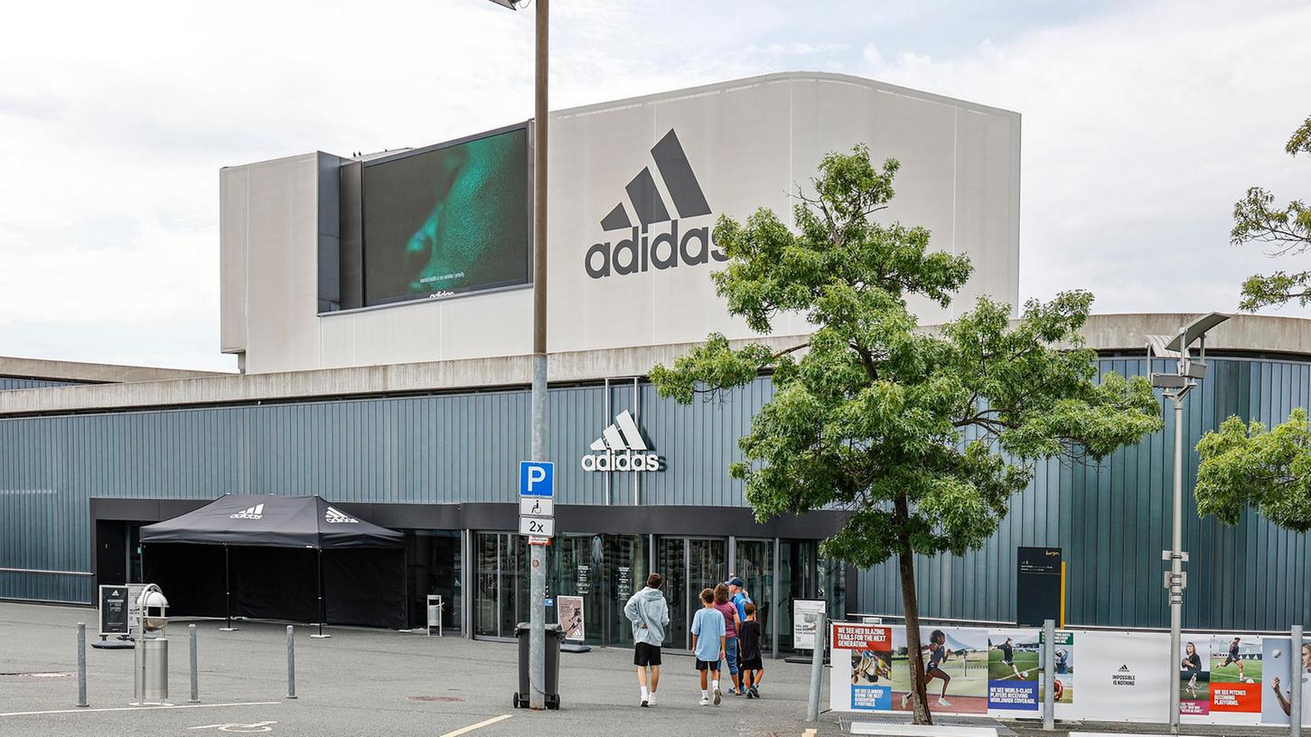 Vor dem Adidas Brand Center bildeten sich am Feiertag immer wieder Trauben von Menschen, die ratlos vor den verschlossenen Türen standen.
Vor dem Adidas Brand Center bildeten sich am Feiertag immer wieder Trauben von Menschen, die ratlos vor den verschlossenen Türen standen.