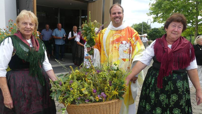 Pfarrer Johannes Saffer (Mitte) segnete die Kräuterbüschel.