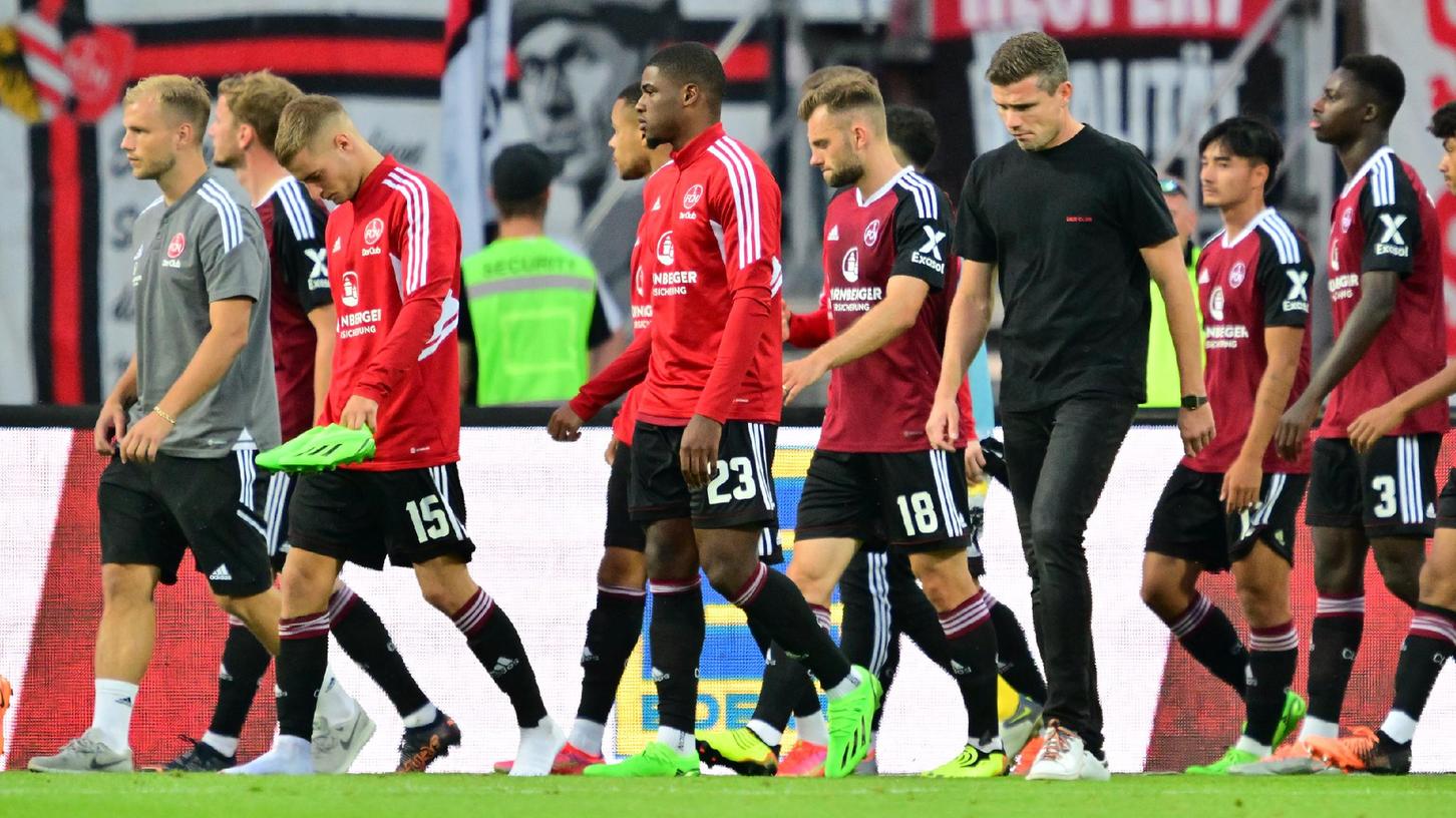Alle mit sich selbst beschäftigt: Der Club nach dem 0:3 gegen Heidenheim. Alle mit sich selbst beschäftigt: Der Club nach dem 0:3 gegen Heidenheim.