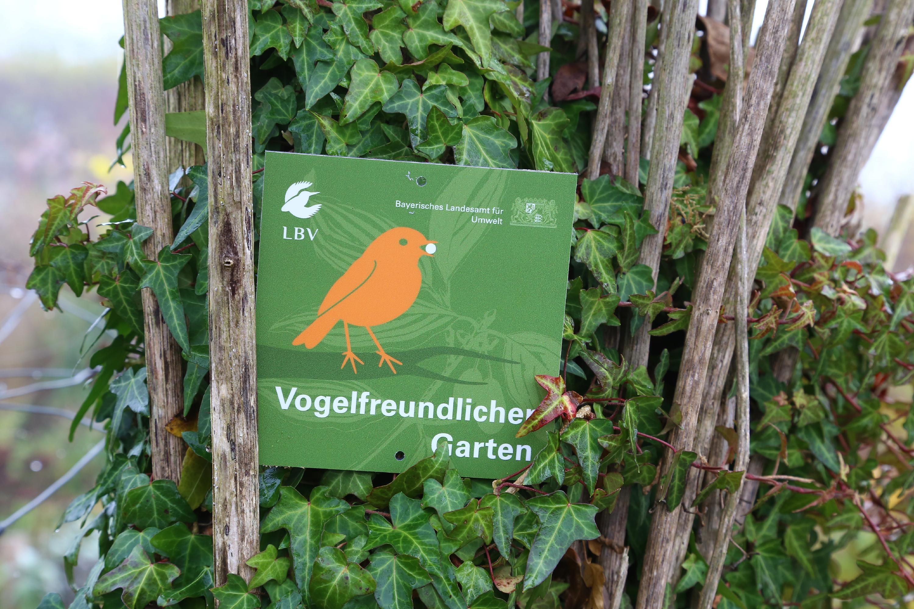 Auszeichnung des LBV Plakette für vogelfreundlichen Garten Nordbayern
