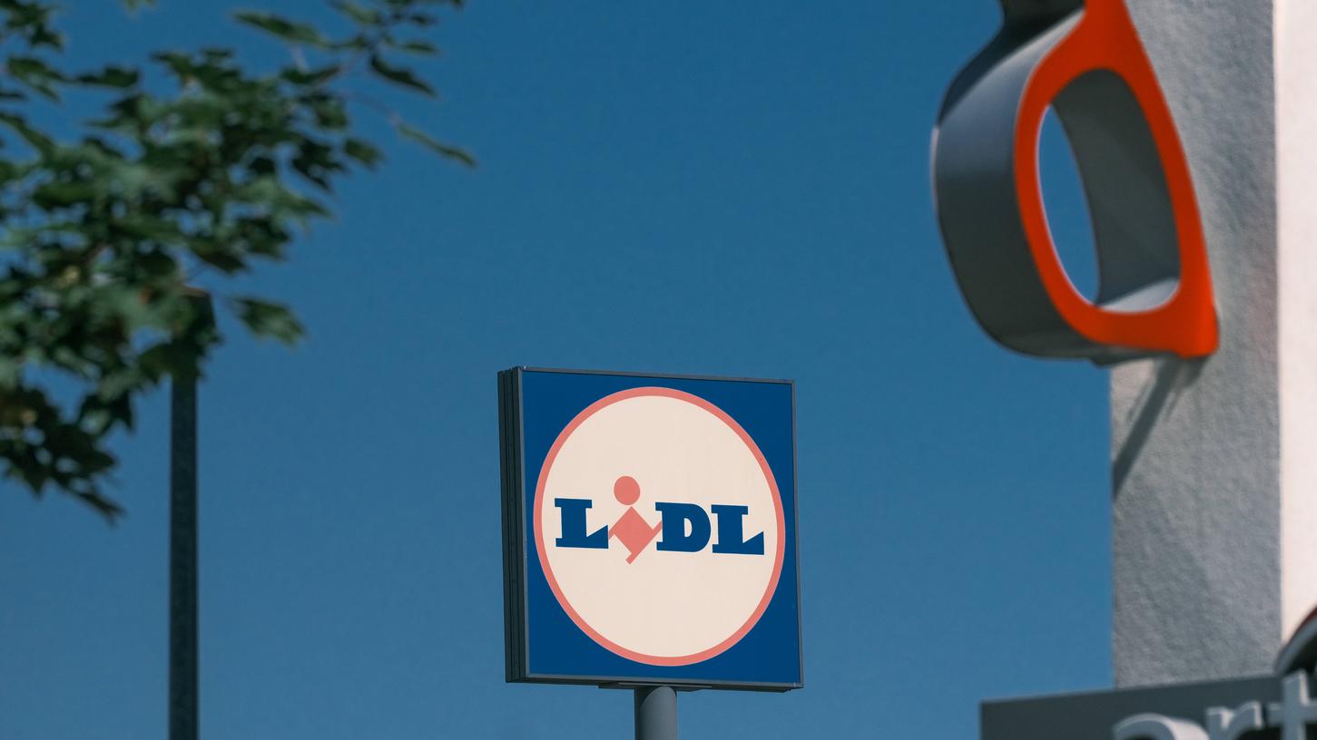 Aufgrund der aktuell sinkenden Kaufkraft verblasst Lidls Stern am Discounterhimmel. Aber auch die Konkurrenz hat zu kämpfen.
Aufgrund der aktuell sinkenden Kaufkraft verblasst Lidls Stern am Discounterhimmel. Aber auch die Konkurrenz hat zu kämpfen.