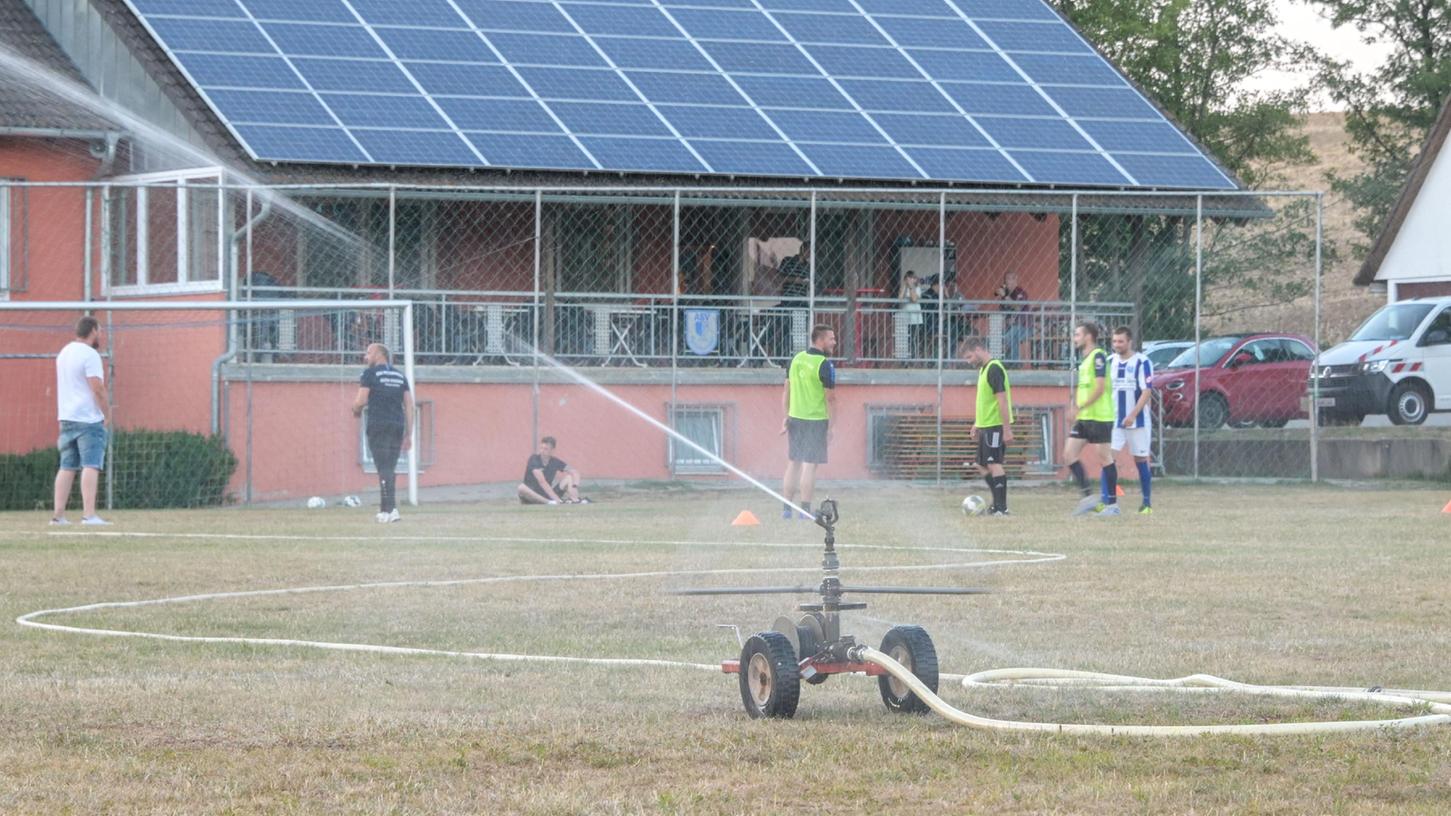 Ein Bild für die Presse: Normalerweise wird beim ASV Pettensiedel nur am späteren Abend der Rasen gesprengt, hier machte der Platzwart eine Ausnahme noch zur Trainingszeit.
Ein Bild für die Presse: Normalerweise wird beim ASV Pettensiedel nur am späteren Abend der Rasen gesprengt, hier machte der Platzwart eine Ausnahme noch zur Trainingszeit.