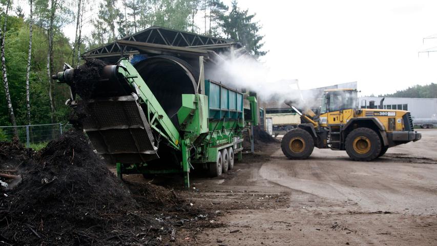 Auf der Kompostieranlage wird das Material mithilfe von Maschinen fein gesiebt.